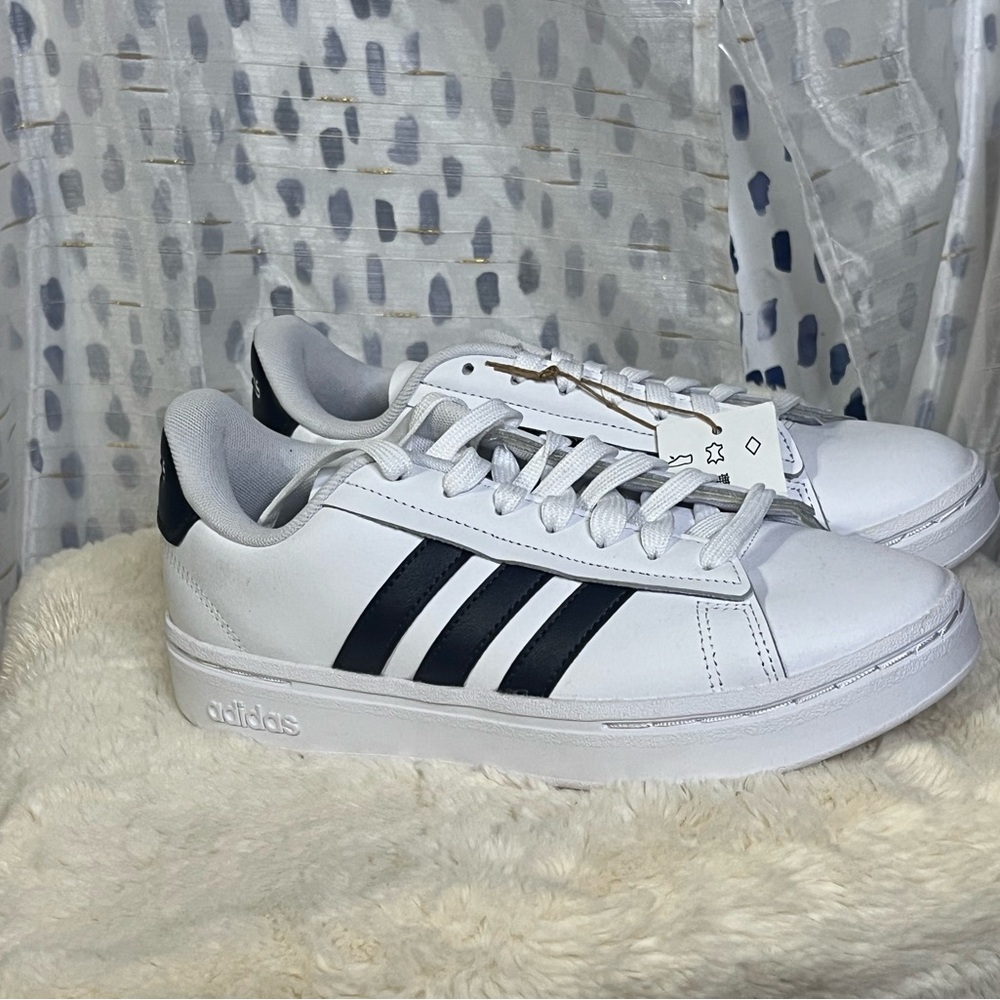 *🆕 Adidas tennis shoes. Size 5.5. women’s